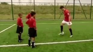 教踢足球视频,跟随视频轻松掌握踢球技巧